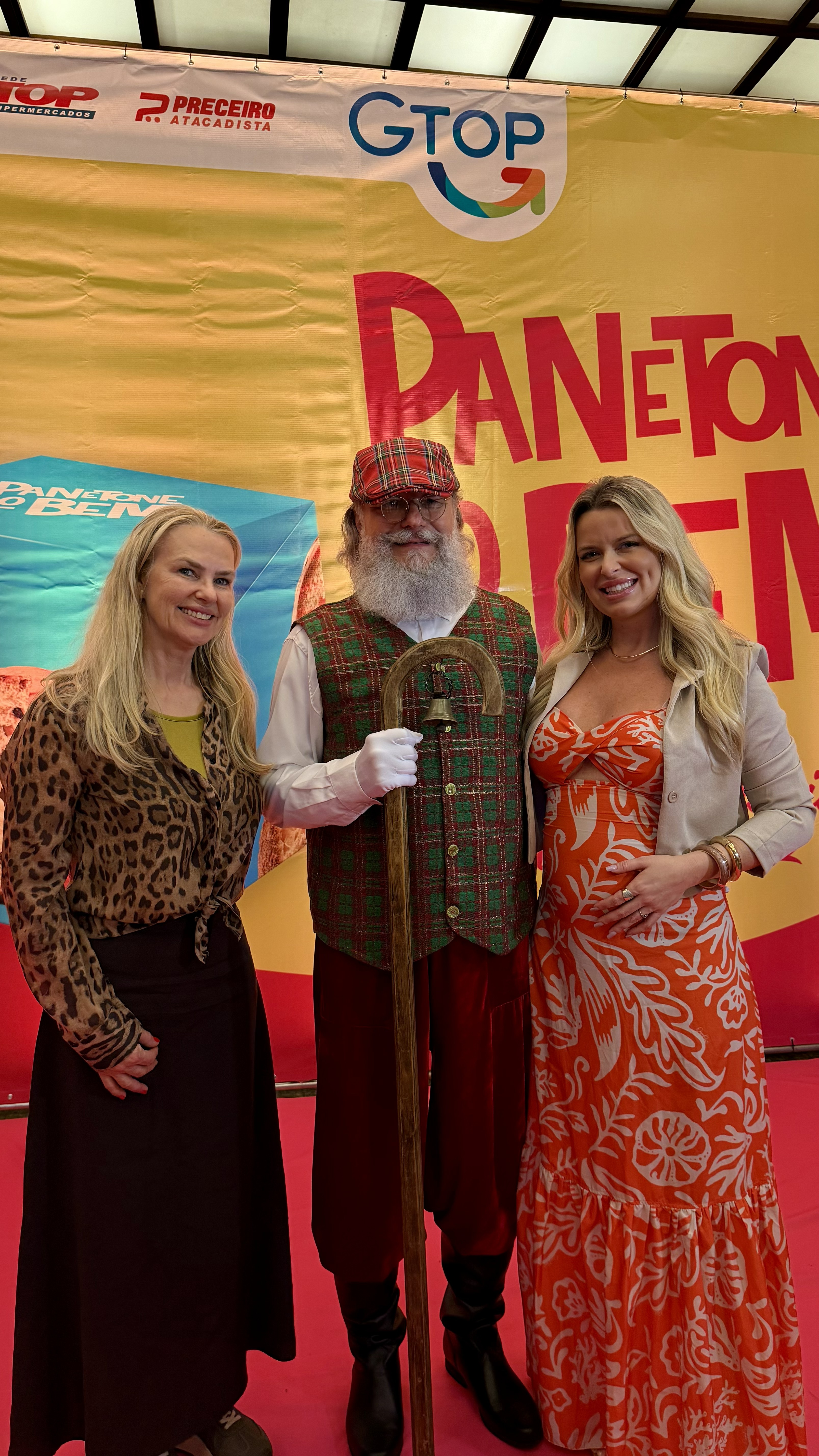 A mãe Lori Piske, papai noel, Sophia Piske no Lançamento do Panetone do Bem